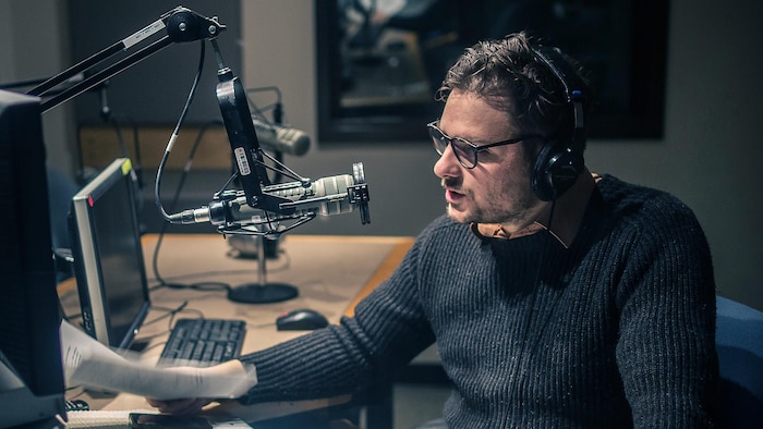 Julien Morissette dans un studio radio.