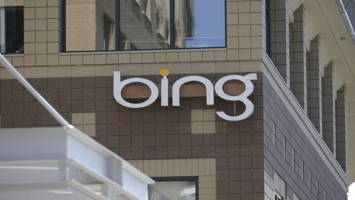 Le logo de Bing sur un bâtiment. 