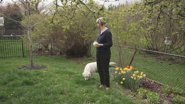 Chantale Pinard est dans son jardin avec son chien.