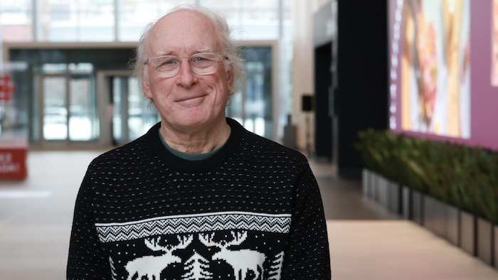 L'auteur Michel Coulombe, souriant légèrement à la caméra.