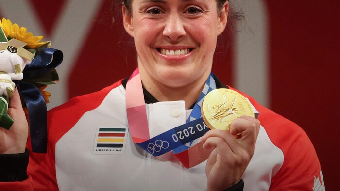 Maude Charron posa con su medalla de oro.