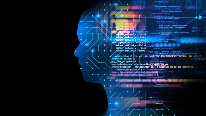 Une illustration conceptuelle de l'intelligence artificielle, composée d'une silhouette humaine avec un design de circuit imprimé et des lignes de langage informatique qui flottent au-dessus.