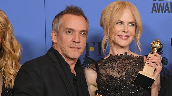 Jean-Marc Vallée tient un trophée.