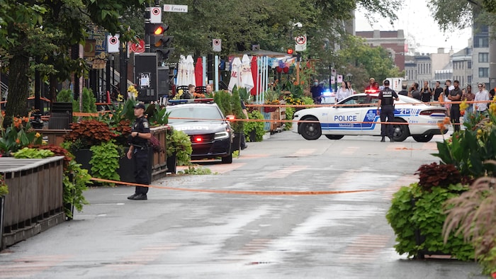 شرطة مونتريال تضرب طوقاً أمنياً حول مسرح جريمة قتل دييغو فيتوريا في مطعم بيتزا على شارع سان دونيس في وسط المدينة في 23 أب (أغسطس) 2022.