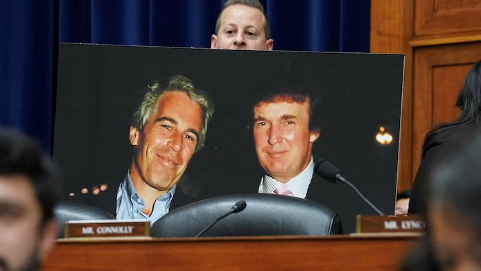 Dans une salle du Congrès américain, un élu montre une photo sur laquelle apparaissent les visages de Jeffrey Epstein et de Donald Trump côte à côte.