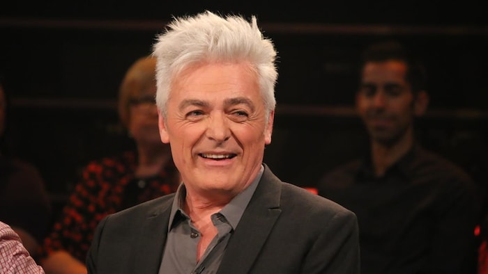 Daniel Lavoie et le logo de l'émission « Désautels le dimanche ».