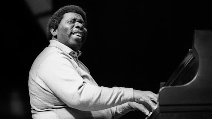 Oliver Jones joue au piano, en concert.