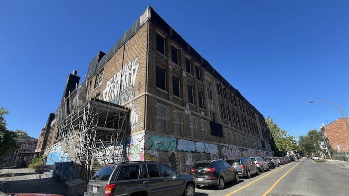 Le bâtiment abandonné vu de la rue.