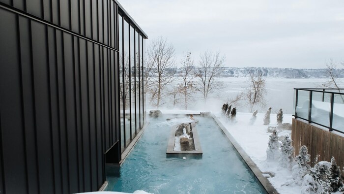 Photo d'un spa avec vue sur le fleuve Saint-Laurent, en hiver.