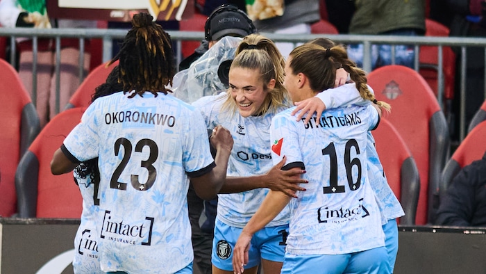Des joueuses célèbrent un but