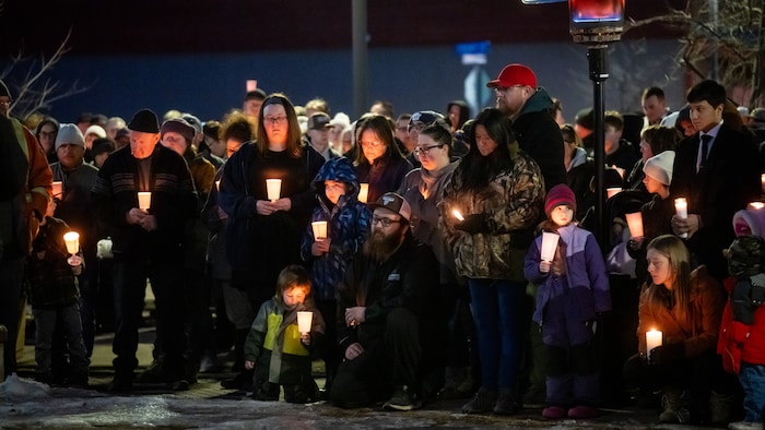 Veillée à la chandelle après la fusillade à Tumbler Ridge.
