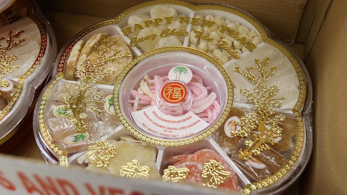 Offrir des gourmandises à ses ancêtres pour le nouvel an chinois