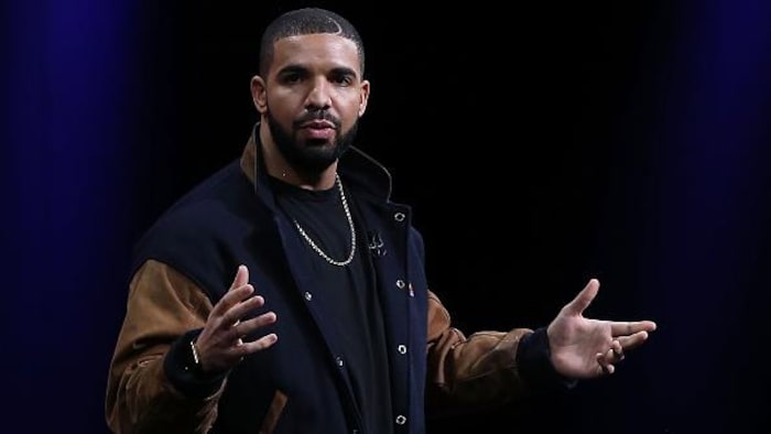 Le rappeur torontois Drake reçoit un cadeau unique de son tatoueur ...
