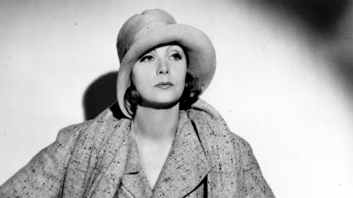 Portrait de Greta Garbo avec chapeau.