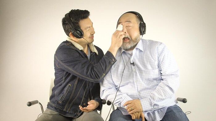 Simu Liu et Paul Sun-Hyung Lee, comédiens dans la série « Kim's Convenience »