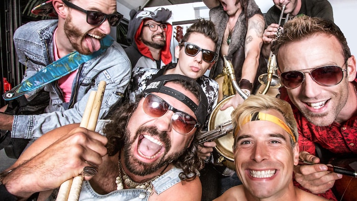 Les huit membres du groupe Five Alarm Funk.