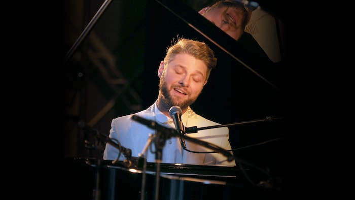 Pierre Lapointe au piano.