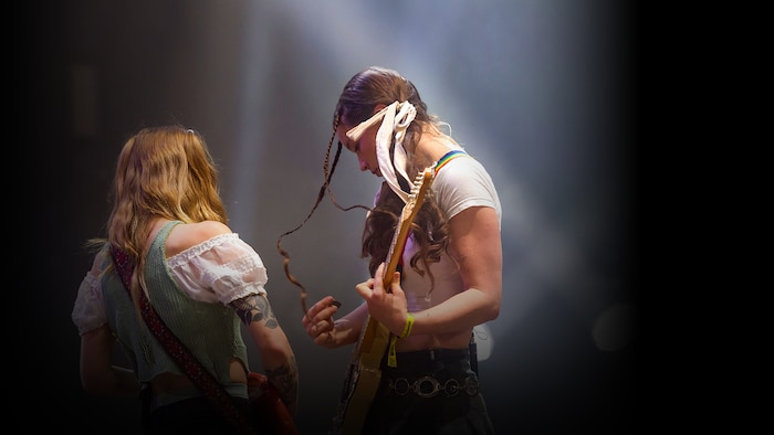 Deux musiciennes sur scène.