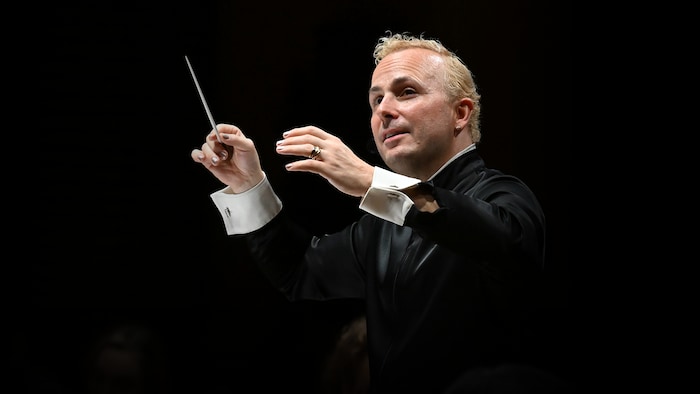 Le chef d'orchestre sur scène. 