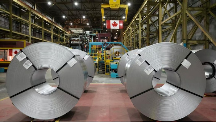 Des rouleaux d'acier à l'usine ArcelorMittal Dofasco d'Hamilton, en Ontario.
