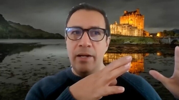 Un homme en regardant a la camera