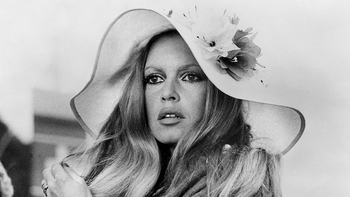 Une photo en noir et blanc de Brigitte Bardot, un chapeau sur la tête, sur le tournage du film Don Juan 73, en 1972.