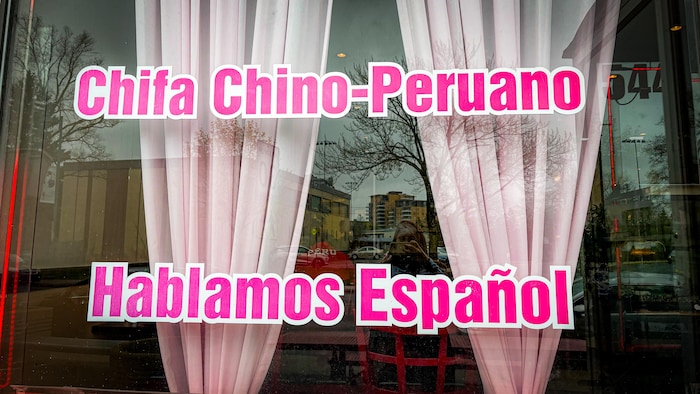La vitrine d'un restaurant où l'on peut lire «On parle espagnol».