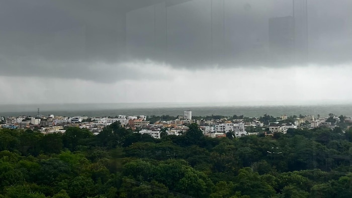 Vue panoramique avec un ciel gris et orageux en arrière-plan.