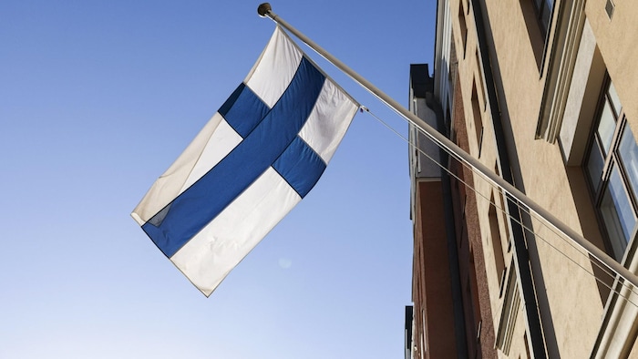 Un drapeau dans un édifice.