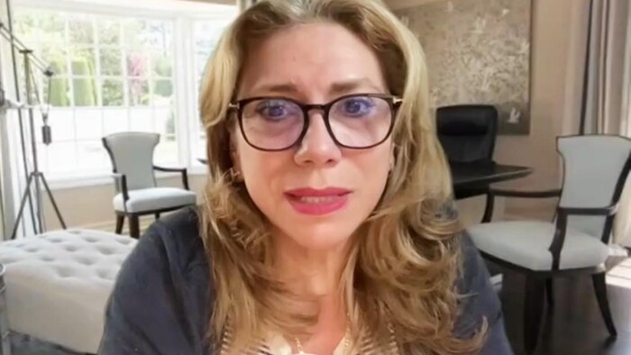 Une femme en train de parler.