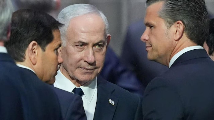 Trois hommes se regardent entre eux.