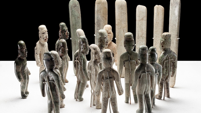 16 figurines et 6 steles en jade, serpentine et granite.