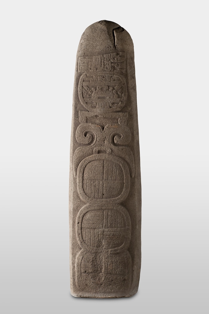 une stèle de pierre sculpté des Olmèques.