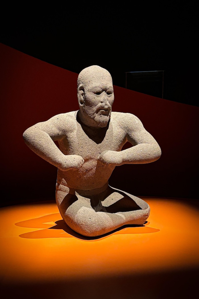 Une sculpture en pierre des Olmèques.