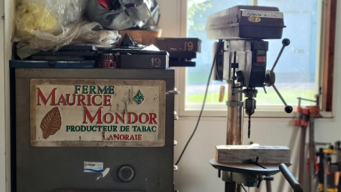  « Ferme Maurice Mondor, producteur de tabac, Lanoraie ».