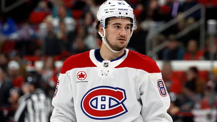 Un joueur de hockey dans l'uniforme du Canadien de Montréal.