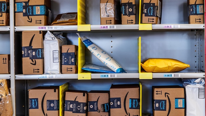 Des colis Amazon dans un entrepôt.