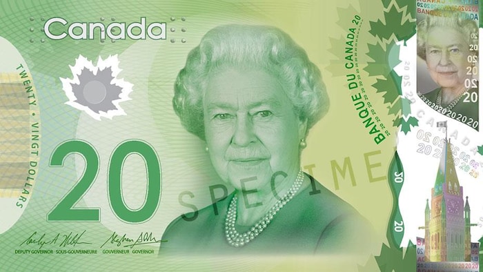 نموذج من ورقة نقدية من فئة 20 دولاراً كندياً تتوسطها صورة للملكة إليزابيث الثانية.