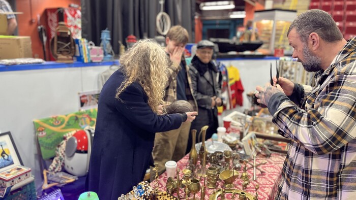 Un homme discute avec une commerçante.