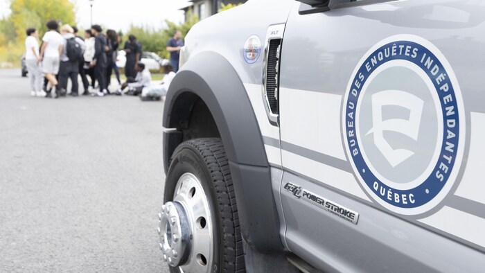 Un camion du BEI stationné près d'un groupe de jeunes.
