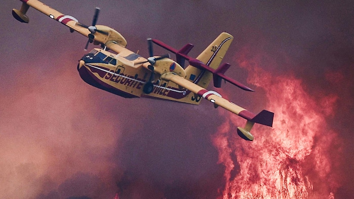 Un avion-citerne de la Sécurité civile française combattant un incendie.