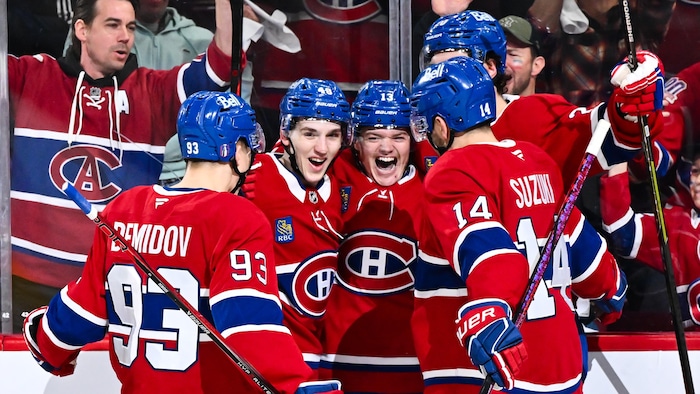 Cole Caufield célèbre un but avec Ivan Demidov, Lane Hutson, Juraj Slafkovský et Nick Suzuki.