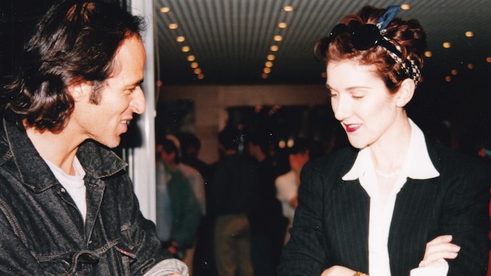 Jean-Jacques Goldman et Céline Dion sont en train de discuter.