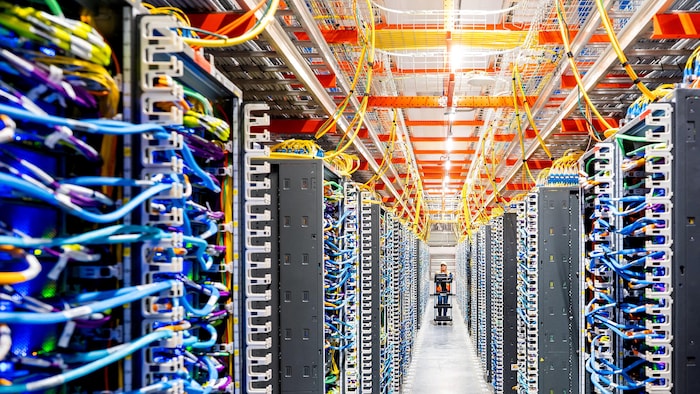Un technicien au travail dans un centre de données d'Amazon.