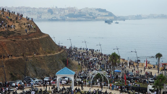 Des migrants à la frontière entre le Maroc et l'enclave espagnole de Ceuta.