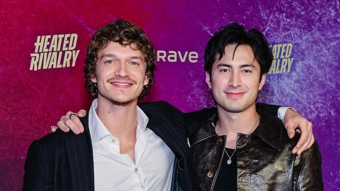 Connor Storrie et Hudson Williams posent pour une photo sur un tapis rouge.