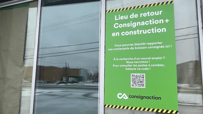 L'entrée d'un immeuble de consignation plus.