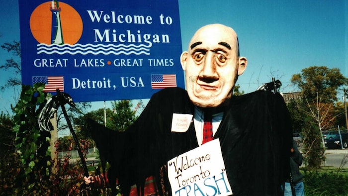 Un pantin porte une pancarte sur laquelle on peut lire en anglais « Bienvenue aux déchets de Toronto ».