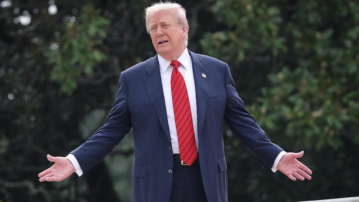 Donad Trump écarte les bras.