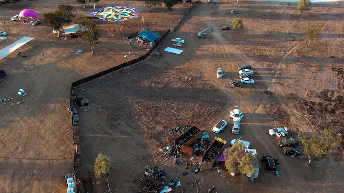 Une vue aérienne d'un site de festival dans le désert.